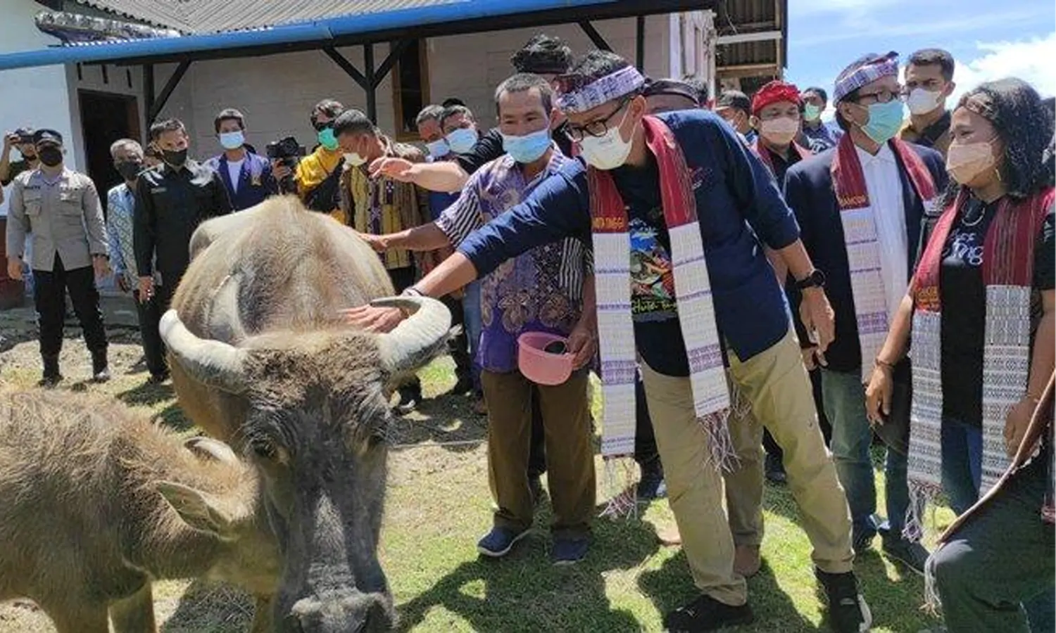 Berwisata ke Samosir, Sandiaga Uno Beri Hadiah Fantastis Kepada Warga