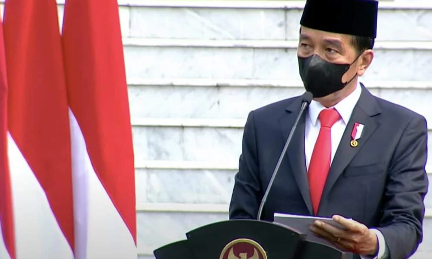 Jokowi Sematkan Tanda Kehormatan Kepada Tiga Prajurit TNI