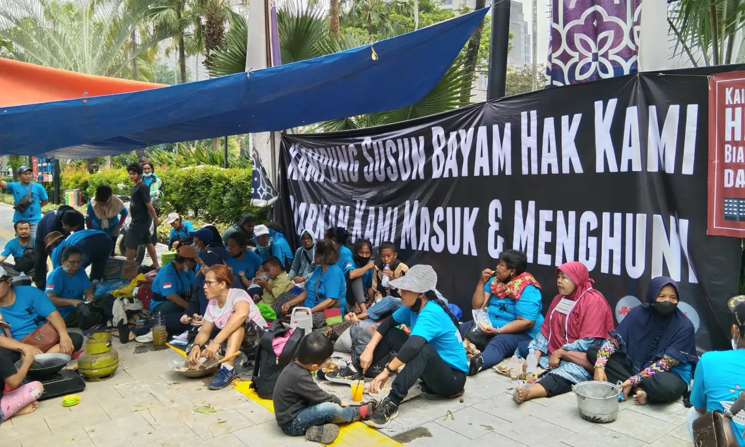 Korban Gusuran Kampung Bayam Dangdutan di Depan Balai Kota Menuntut Kepastian Tempat Tinggal