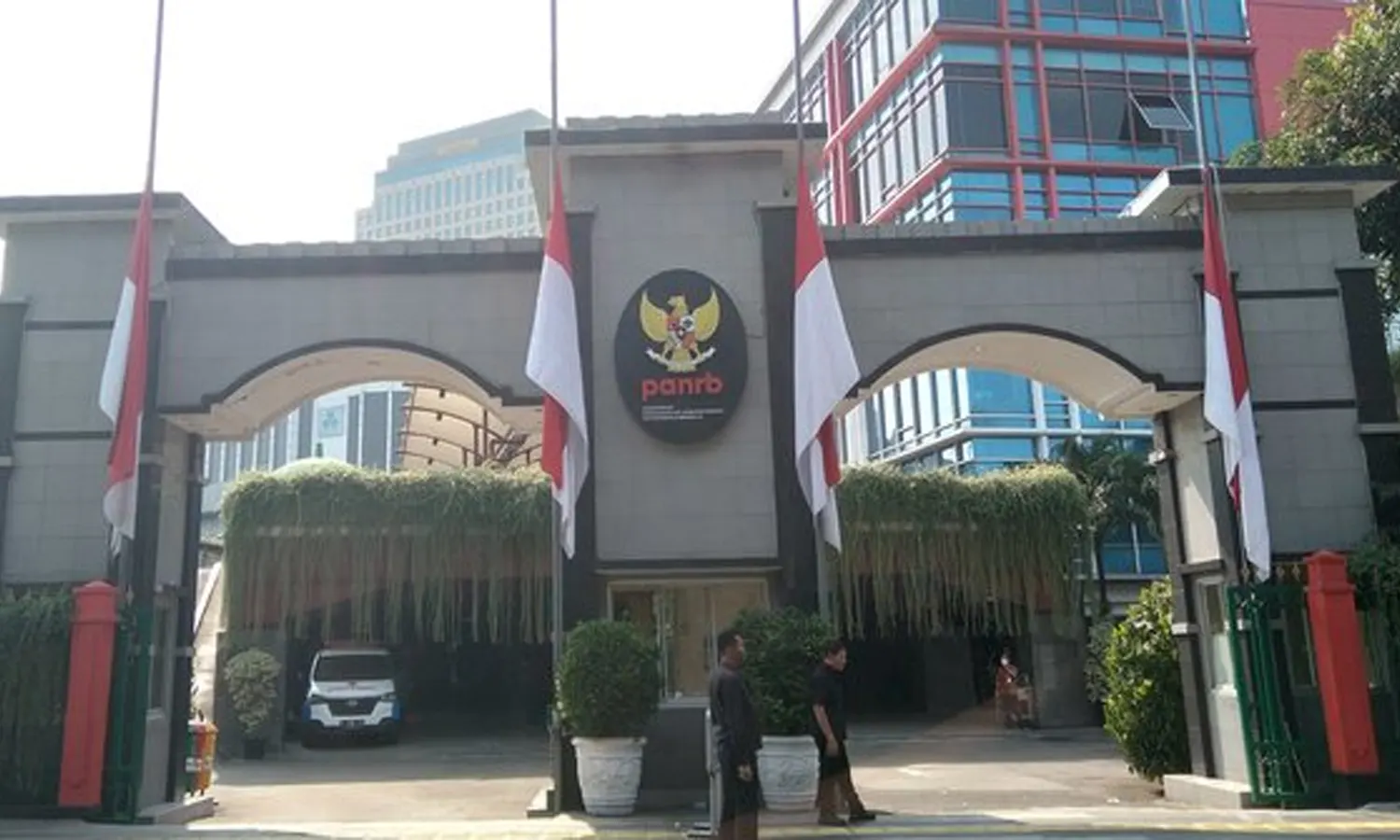 Kantor KemenPAN-RB Kibarkan Bendera Setengah Tiang untuk Tjahjo Kumolo