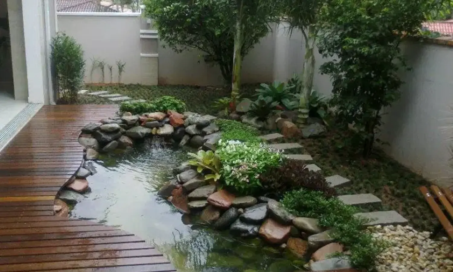 10 Model Kolam Ikan Mini di Teras Rumah Minimalis