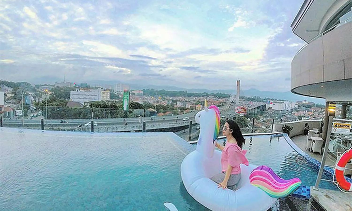 Liburan Gak Perlu Jauh, Ini 7 Kolam Renang Murah dan Bagus di Bandung