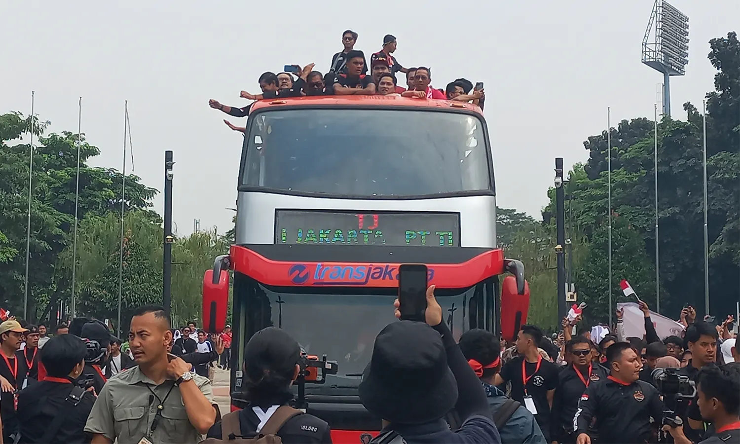 Timnas Sepak Bola Indonesia Konvoi Rayakan Kemenangan SEA Games 2023, Suporter: Pertahankan Prestasi!