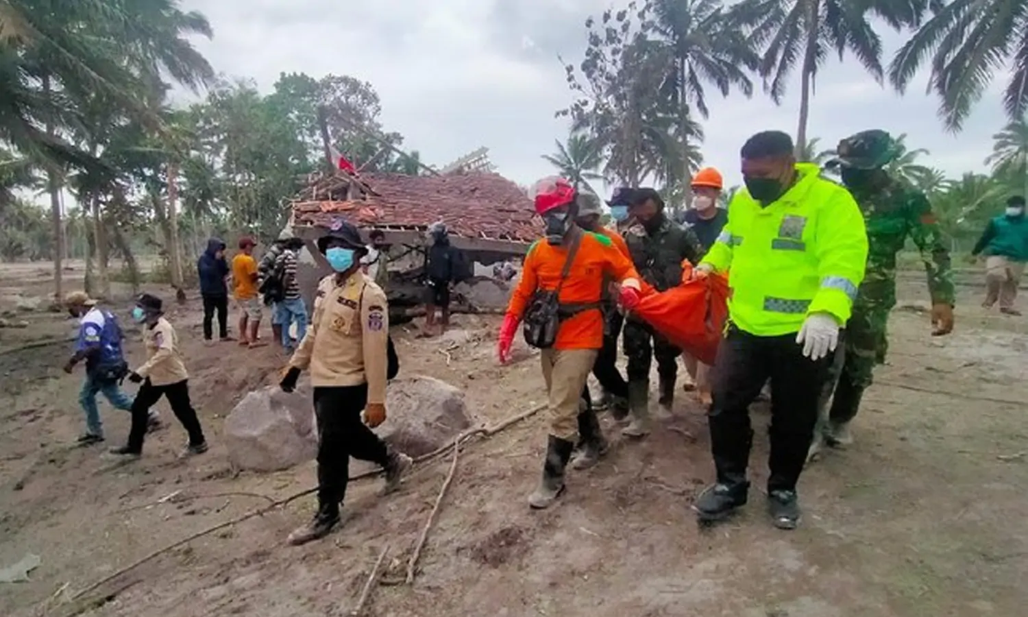 Pencarian Korban Erupsi Semeru Terkendala Tanah Masih Panas