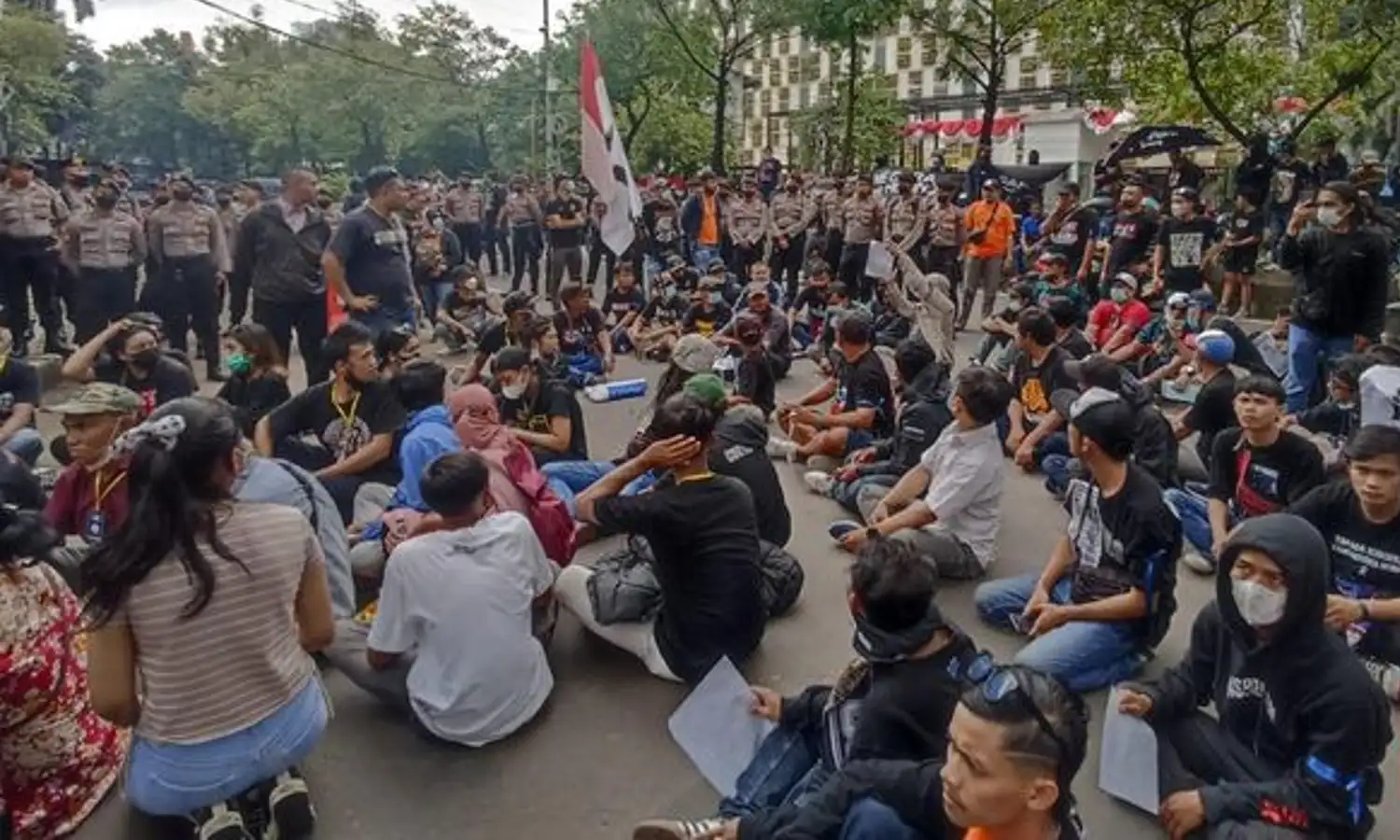 Tuntut Keadilan, Korban Tragedi Kanjuruhan Demo di Mabes Polri