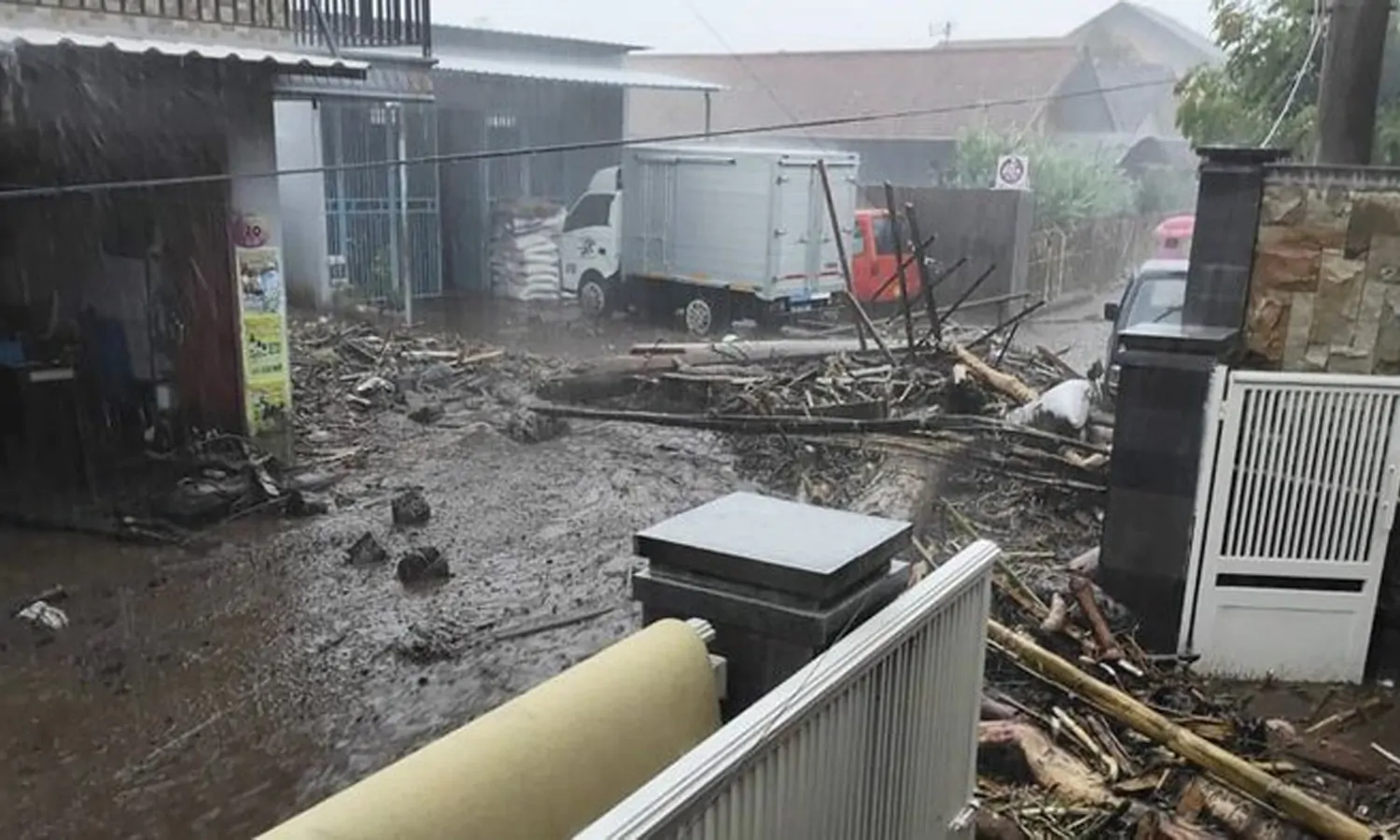 Hantam Kota Batu dan Malang, Banjir Bandang Hanyutkan Belasan Orang