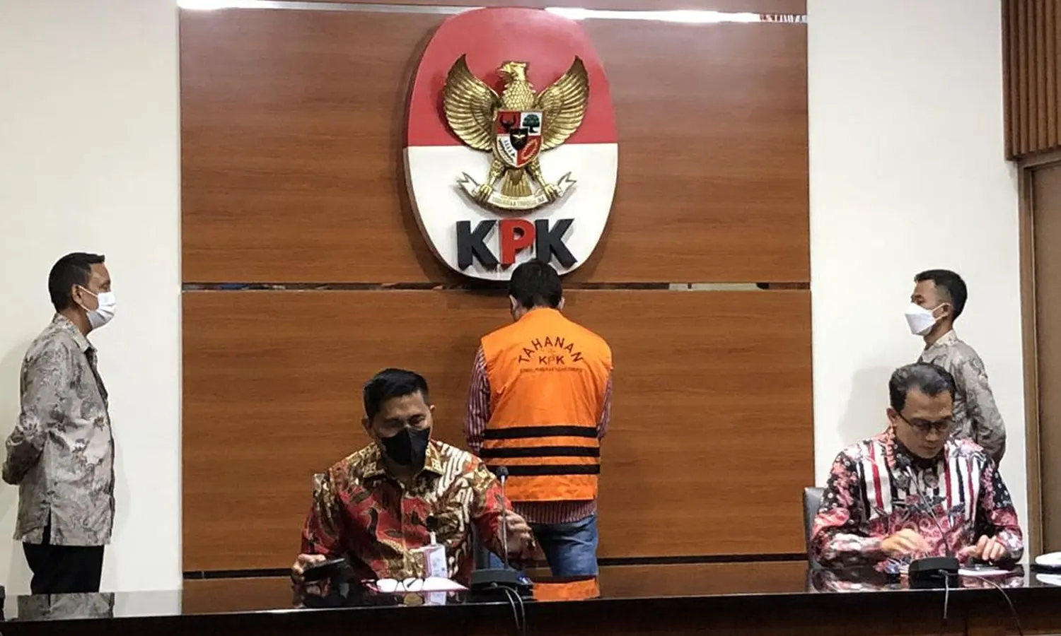 KPK Tahan Adik Bupati Muna Rusdianto Emba Terkait Suap Dana PEN
