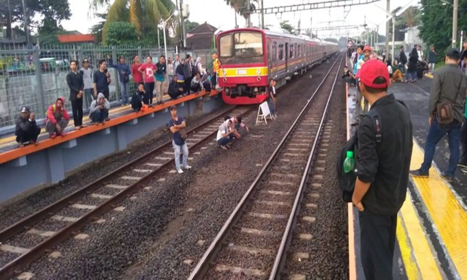 KRL Tabrak Mobil  di Tanah Abang, Pengendara Selamat