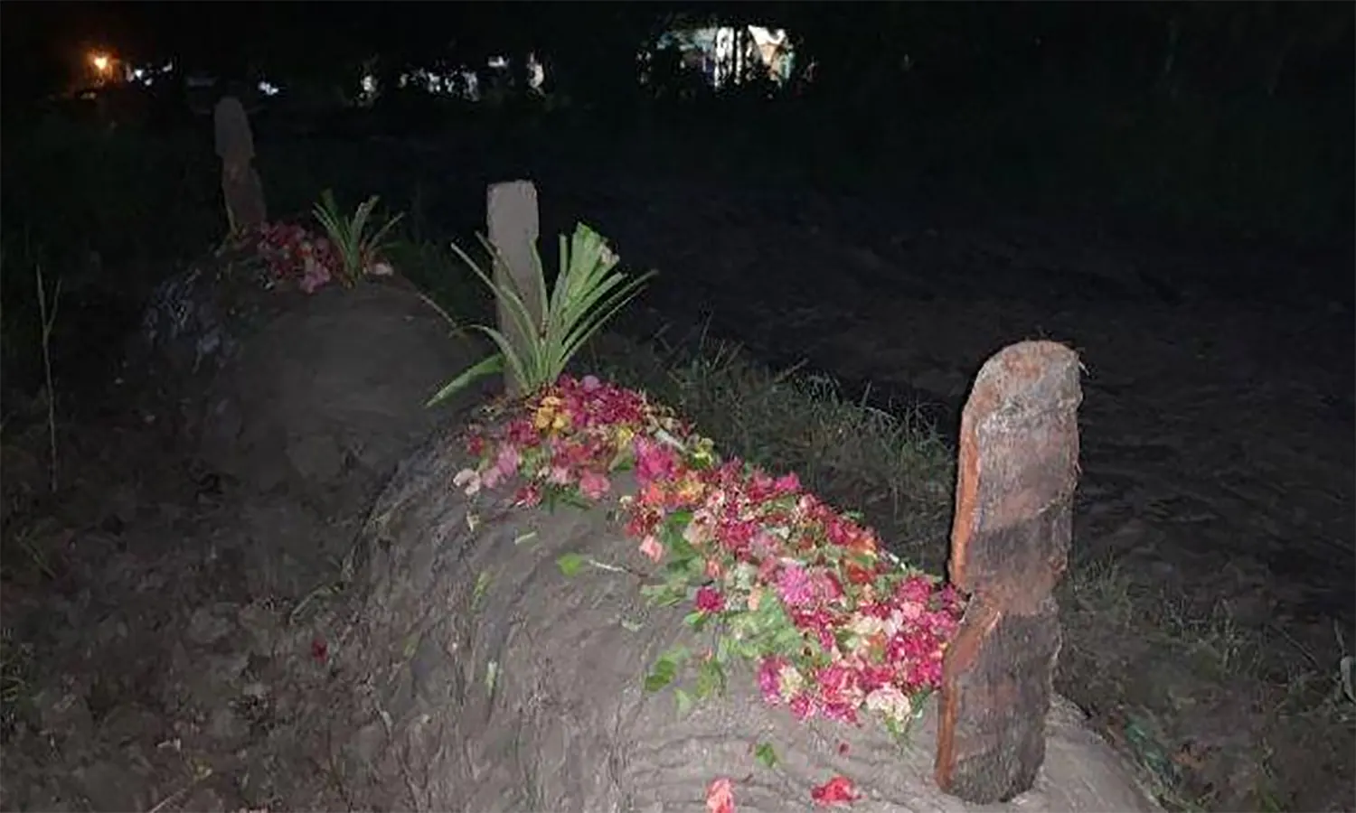 Tak Kunjung Diperbaiki, Warga Batu Bara Bangun Kuburan di Pinggir Jalan Rusak