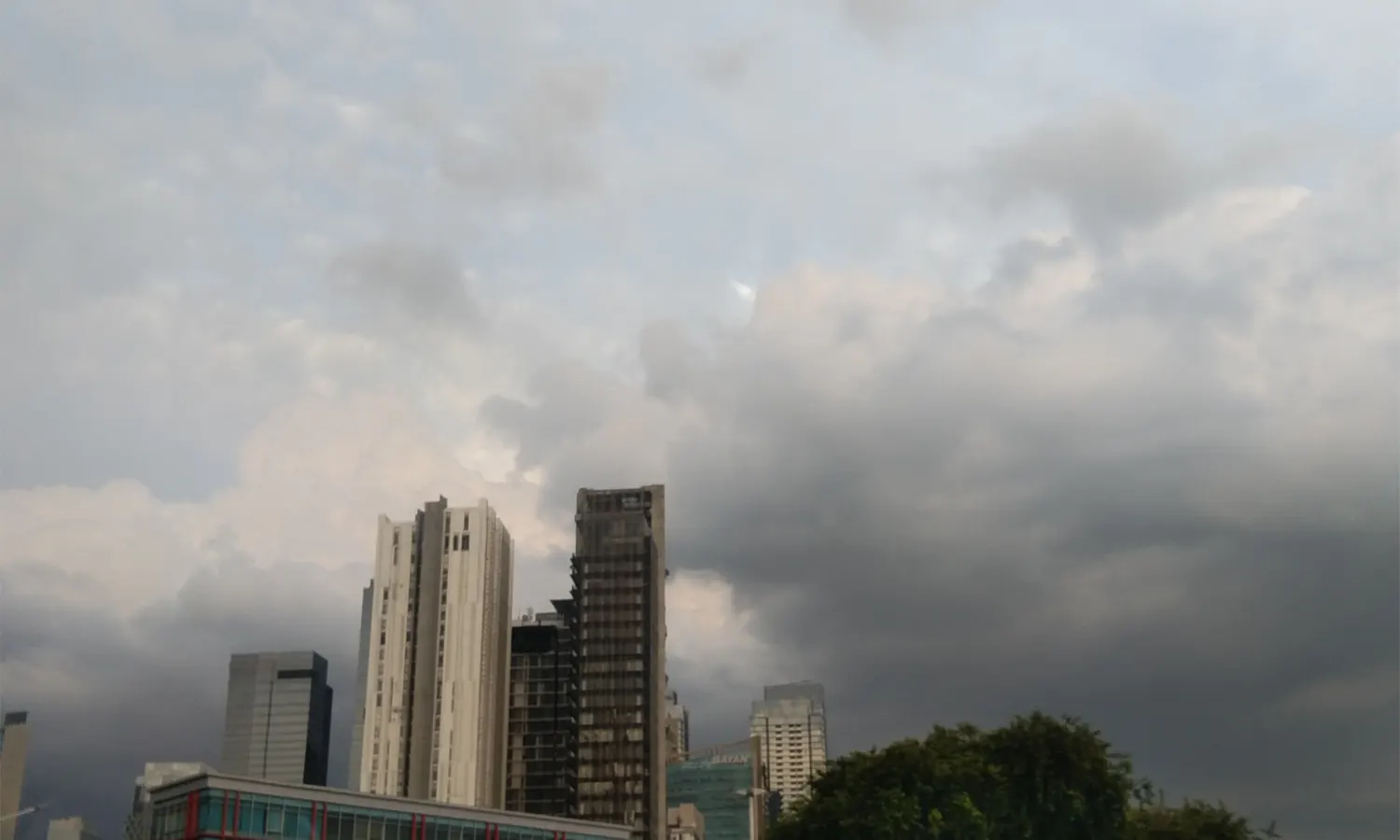 Prakiraan Cuaca DKI Jakarta 21 Februari, Hujan Kepung Jakarta Seharian Ini