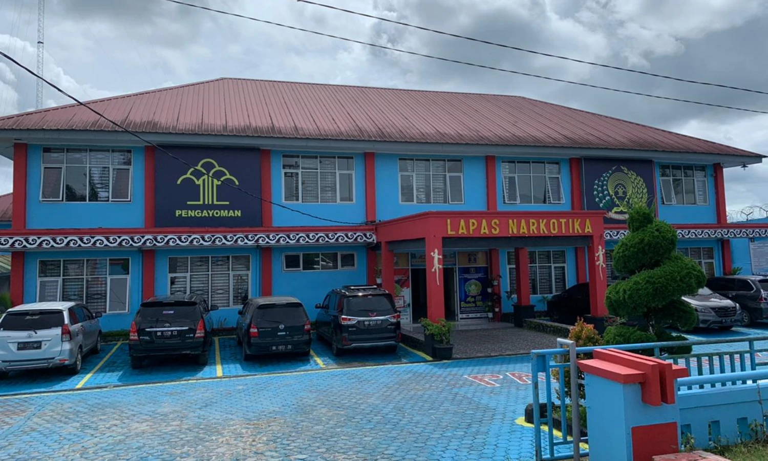 Tahanan Bebas Memakai Ponsel dan Menipu dari Penjara