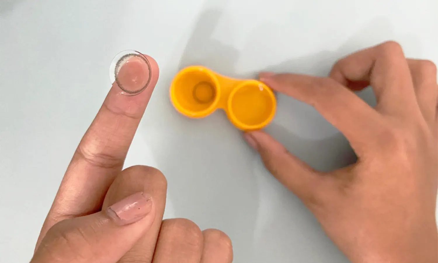 Panduan Lengkap Cara Memakai dan Melepas Softlens Pertama Kali, Lengkap dengan Tips Merawatnya