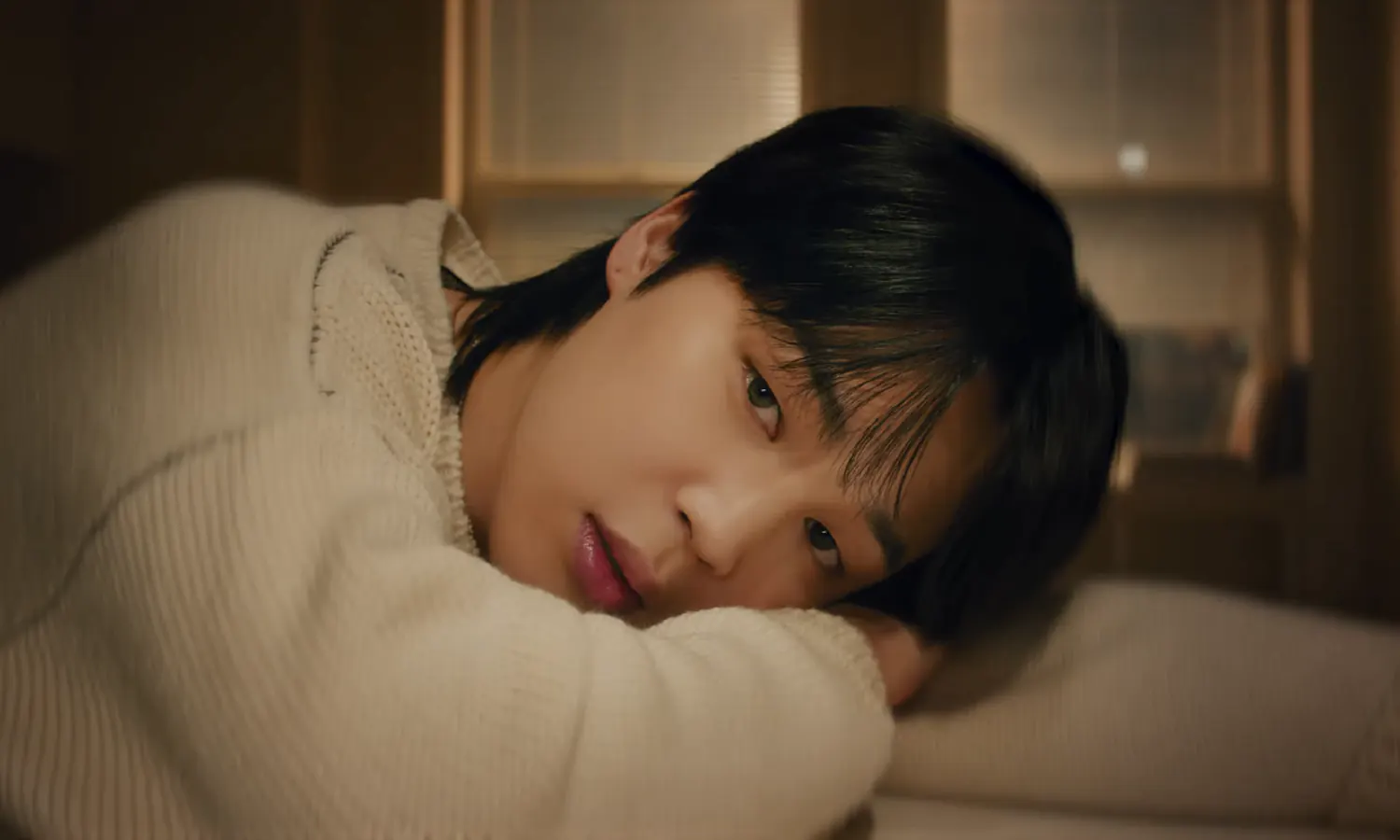 Resmi Debut Solo, Jimin Tampil Bareng Sosok Cewek di MV Like Crazy