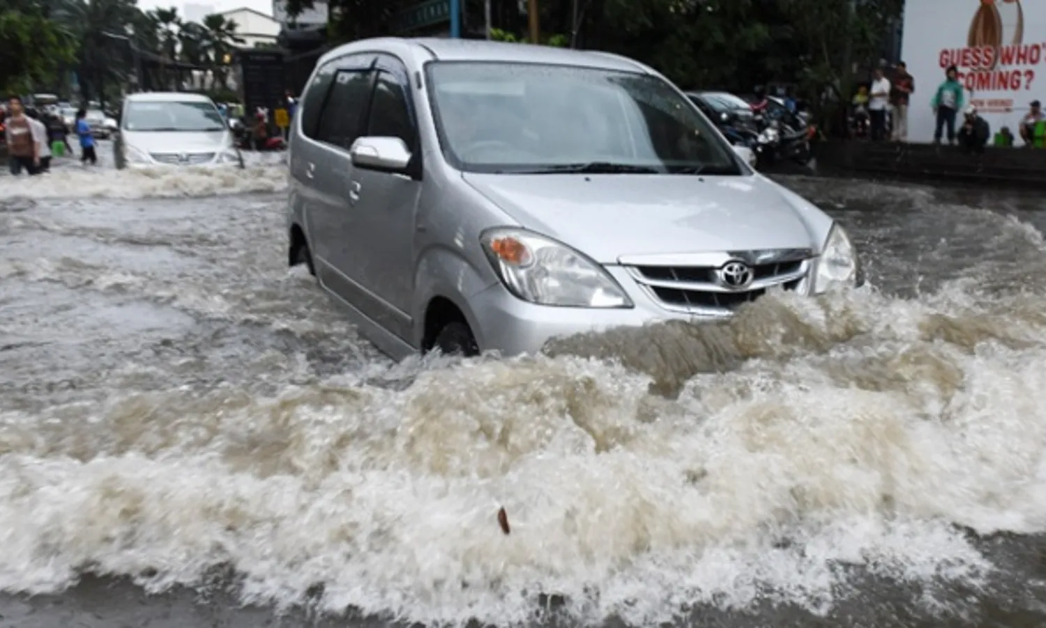 5 Dampak Buruk Setelah Mobil Terendam Banjir