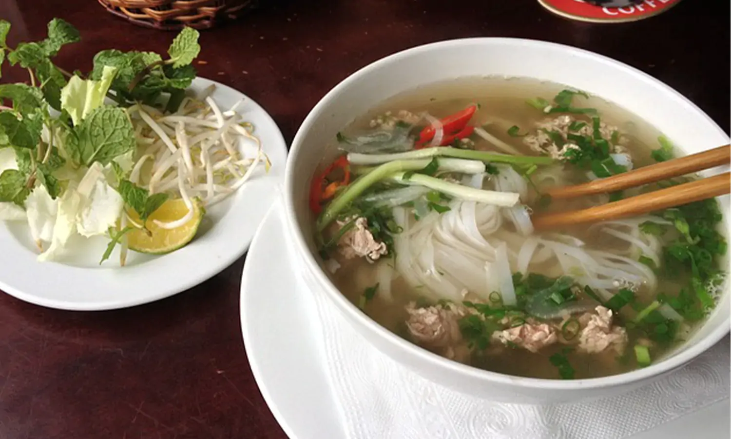 15 Rekomendasi Makanan Khas Vietnam yang Menarik untuk Dicoba