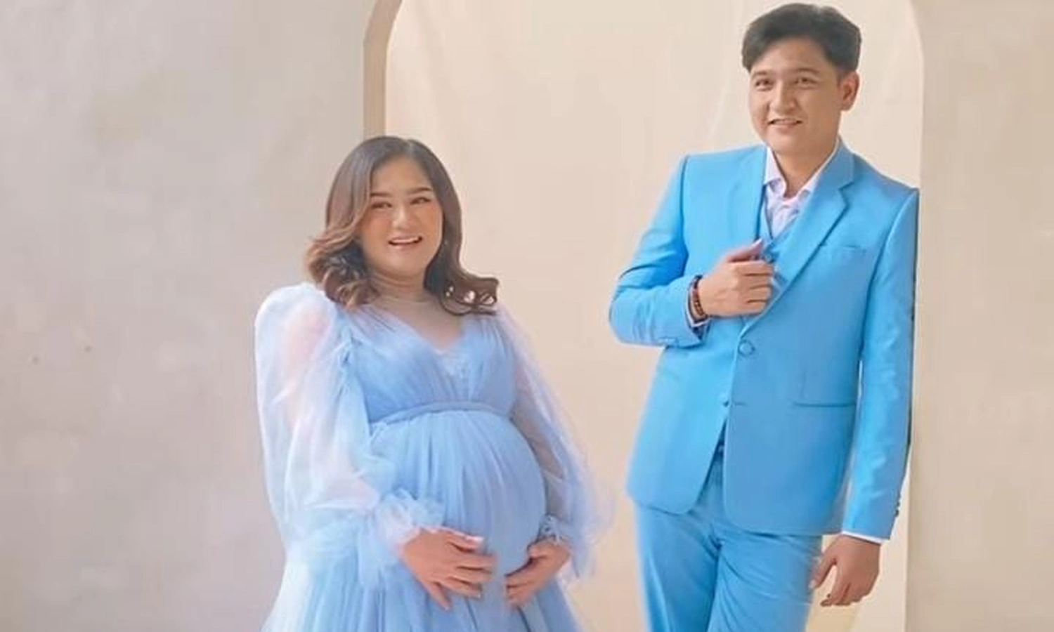 Pamer Potret Maternity Shoot, Masayu Clara dan Suami Tak Sabar Menyambut Kelahiran Anak Kembar