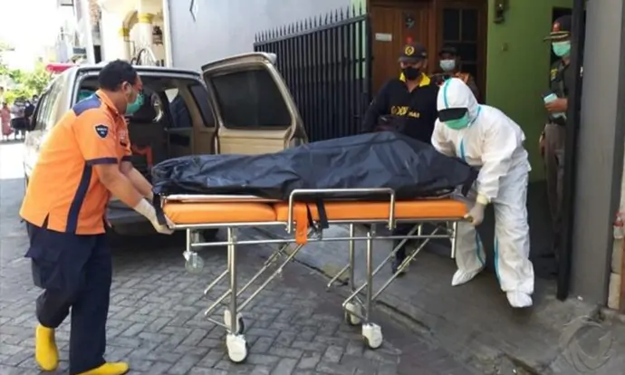 Mayat Wanita Telanjang Membusuk Hebohkan Warga Karang Pilang Surabaya