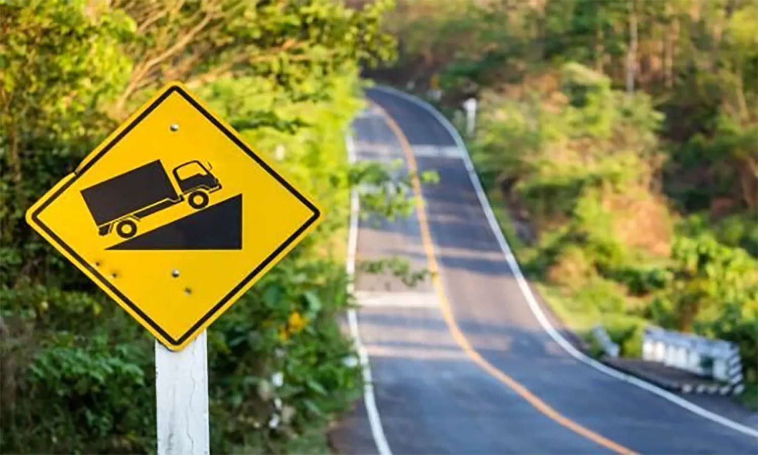 Jangan Panik! Begini Cara Mengemudikan Mobil Manual di Jalan Tanjakan