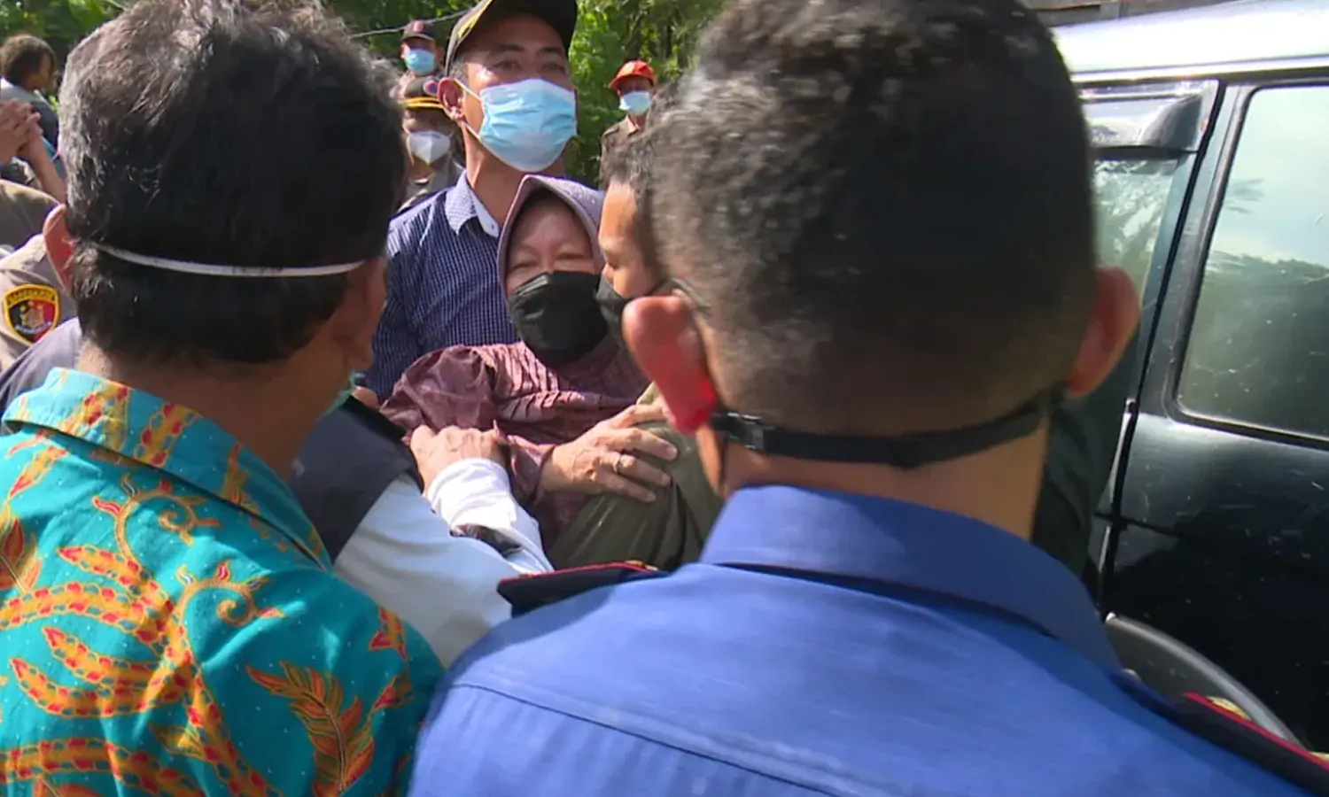 Mensos Tri Rismaharini Pingsan Saat Tinjau Lokasi Longsor Sibolangit