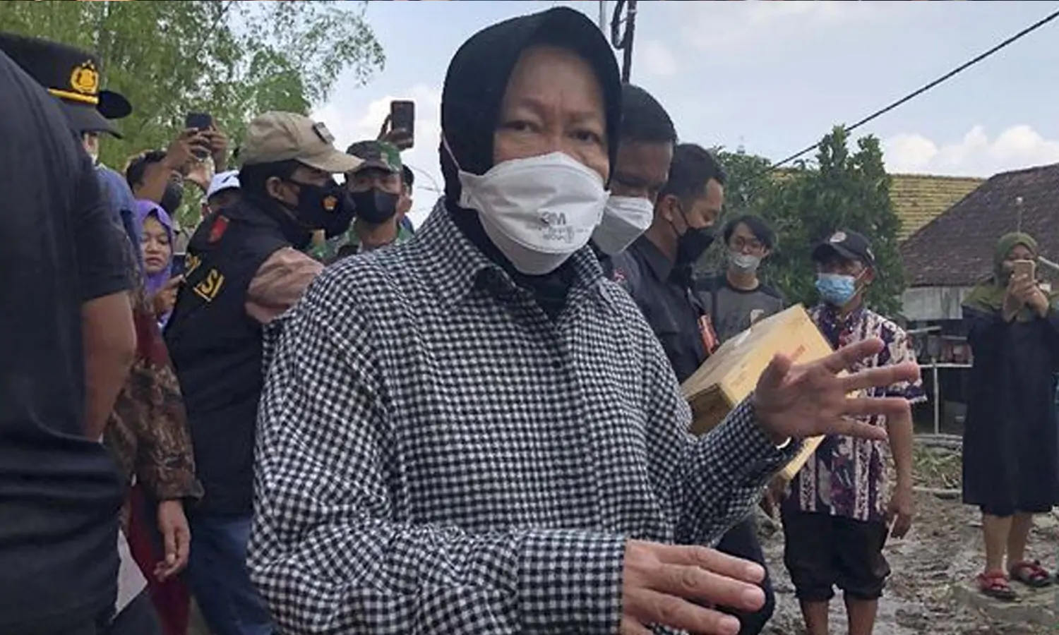 Risma Harusnya Tindaklanjuti PNS Terima Bansos, Bukan Asal Lempar Kasus