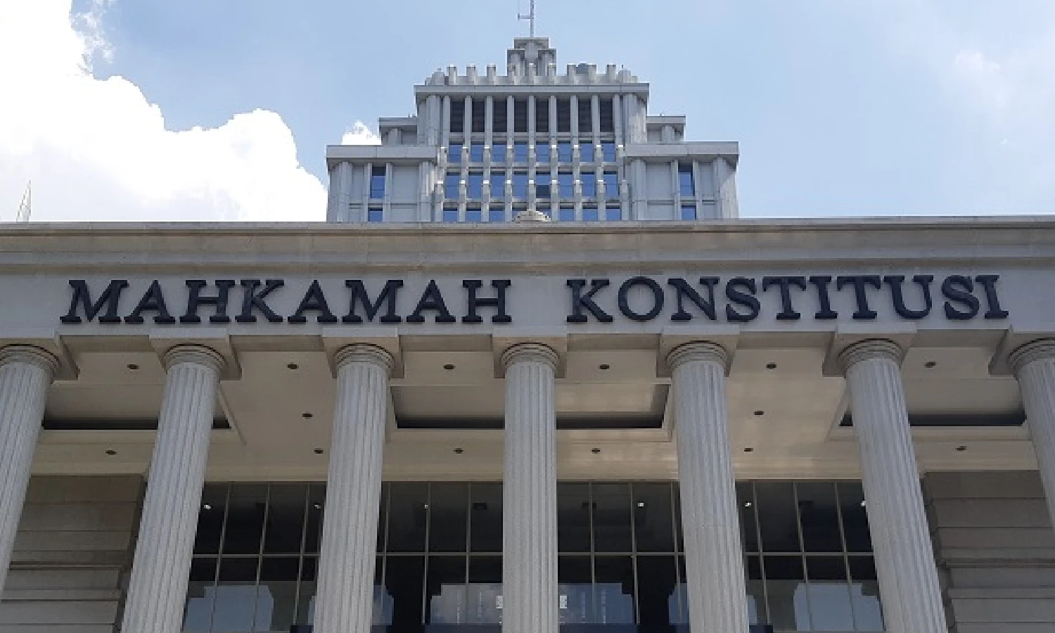 Analogi Sesat DPR Mengganti Hakim MK di Tengah Jalan