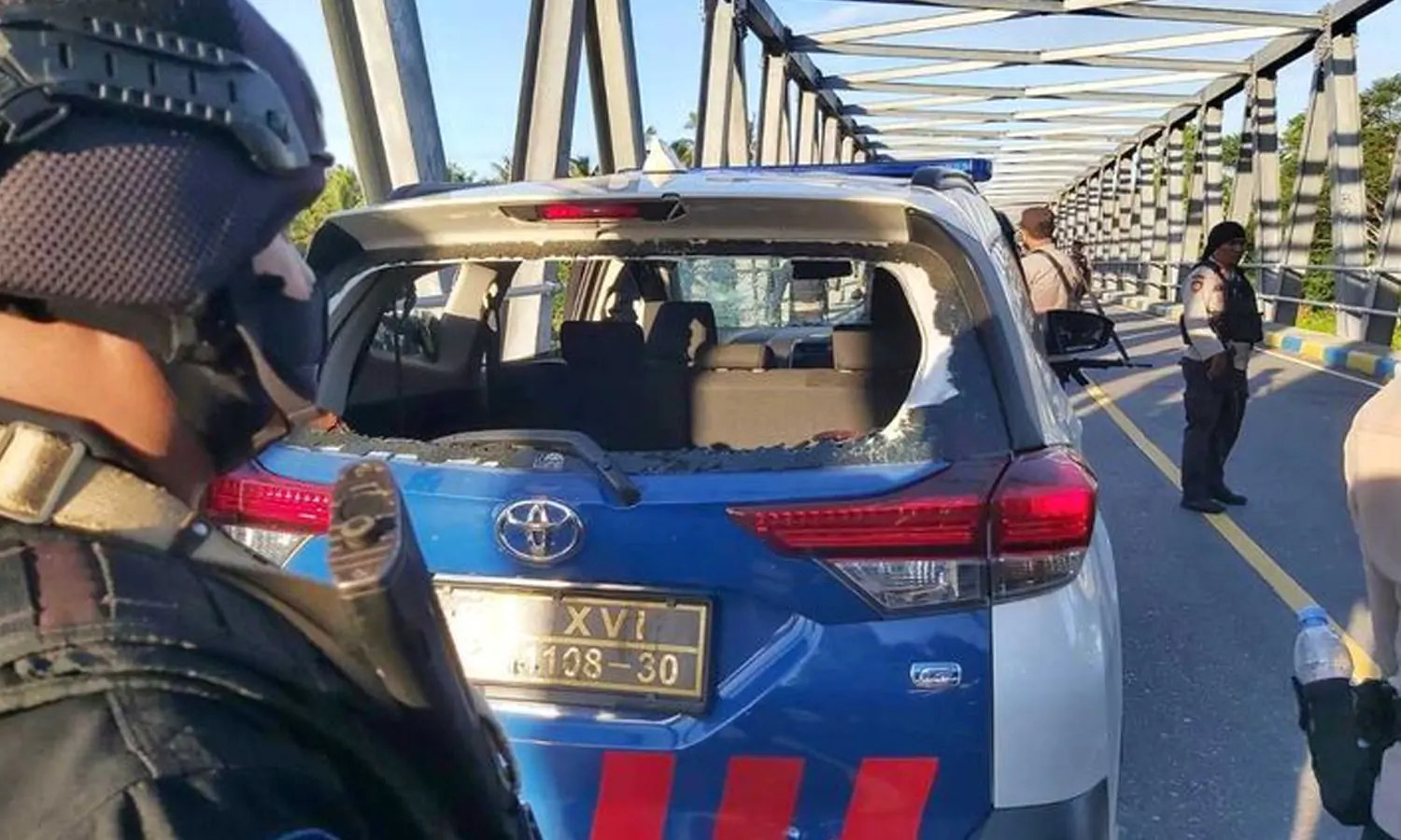 Bentrok dengan Aparat 15 Warga Maluku Tertembak