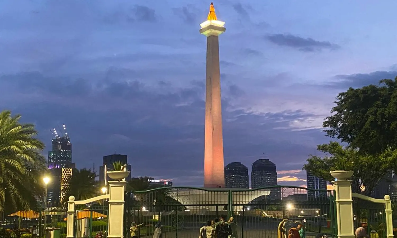 Monas Dipadati Pengunjung, Petugas Harus Kerja Keras Atasi Parkir Kendaraan