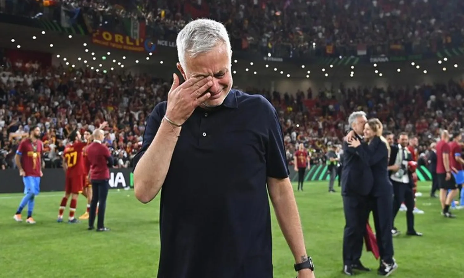 Terharu dan Bahagia, Jose Mourinho Pastikan Bertahan Melatih AS Roma