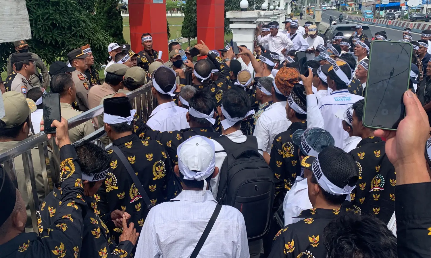 Tuntut Penerbitan Perda Nagori, Warga Simalungun Geruduk Kantor Bupati