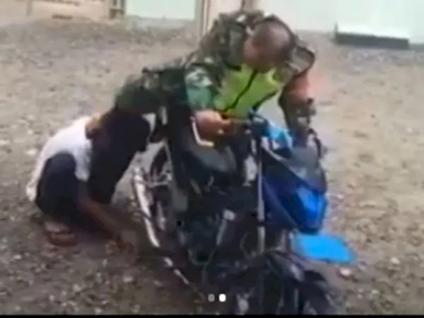 Viral, Prajurit TNI AD Tempelkan Telinga Remaja ke Knalpot Motor