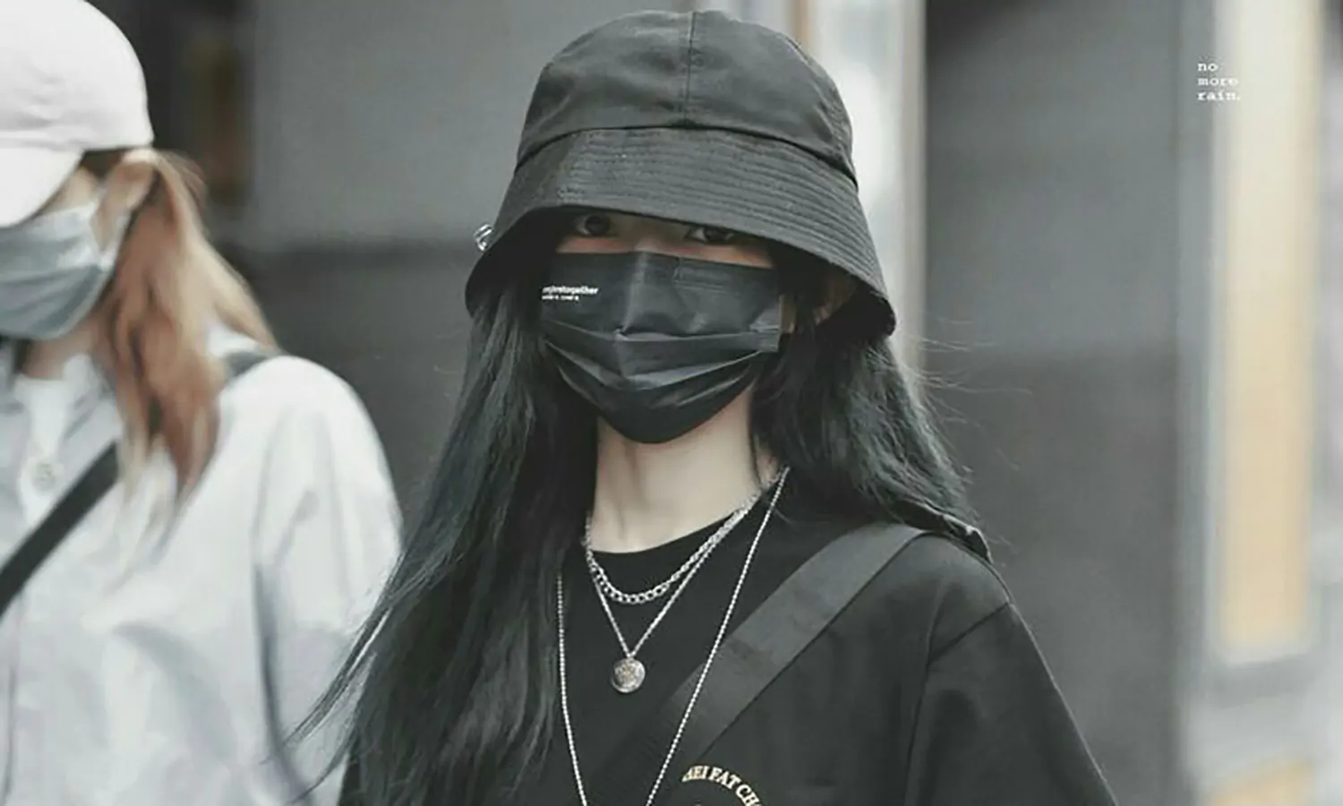 7 Inspirasi Outfit Hitam Ala Cewek Mamba