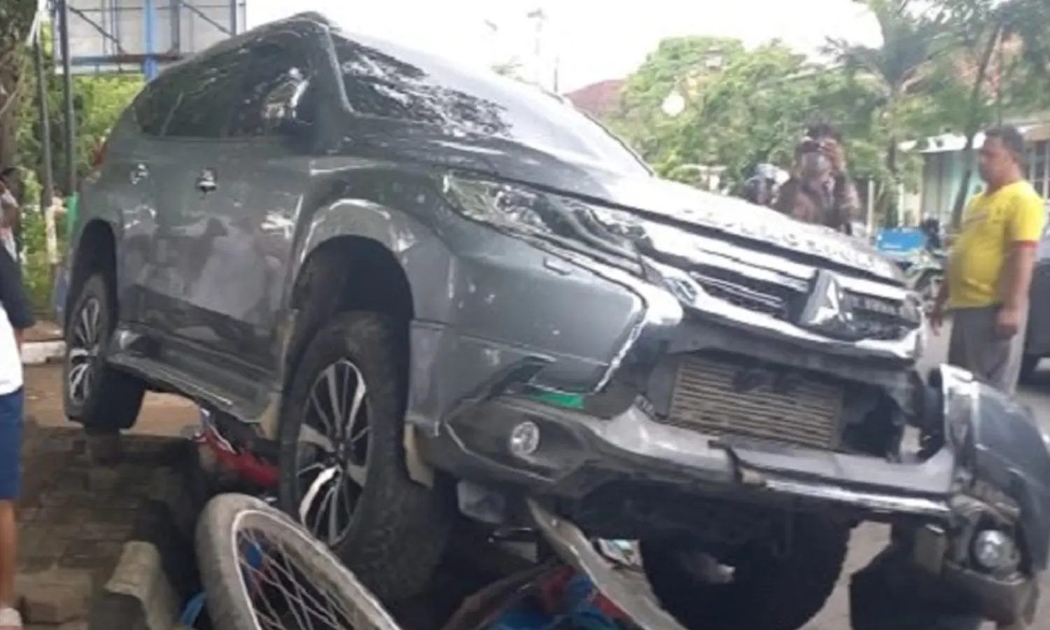 Pengemudi Mobil Pajero Diduga Mabuk Hingga Tabrak 4 Becak di Palembang