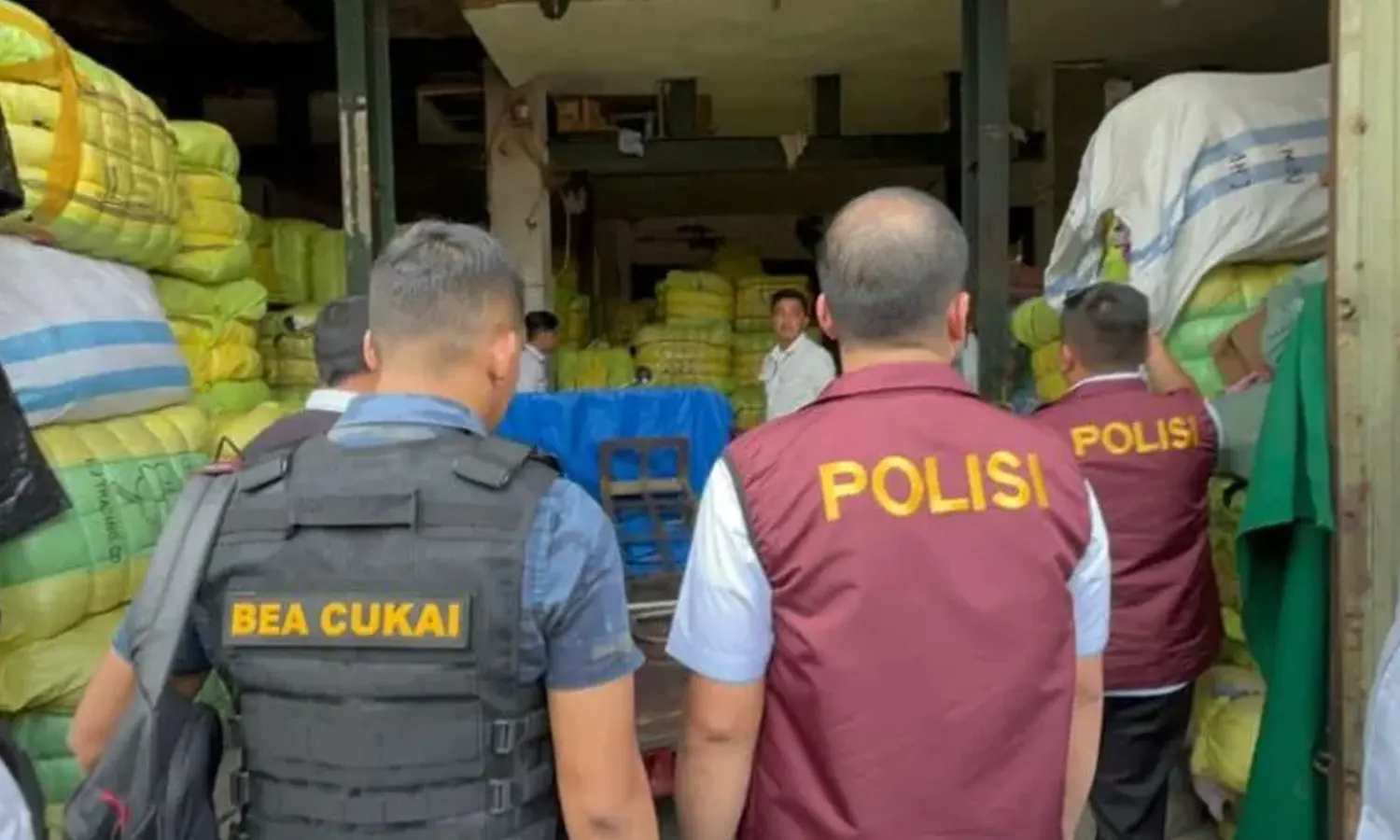 Bareskrim Polri Sita 1.113 Bal Pakaian Bekas dari Pasar Senen