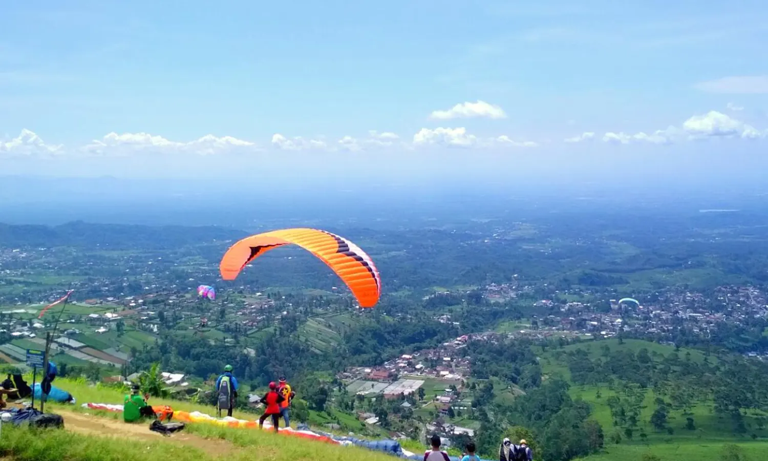 Paralayang Kemuning: Daya Tarik, Harga Tiket Masuk dan Lokasinya