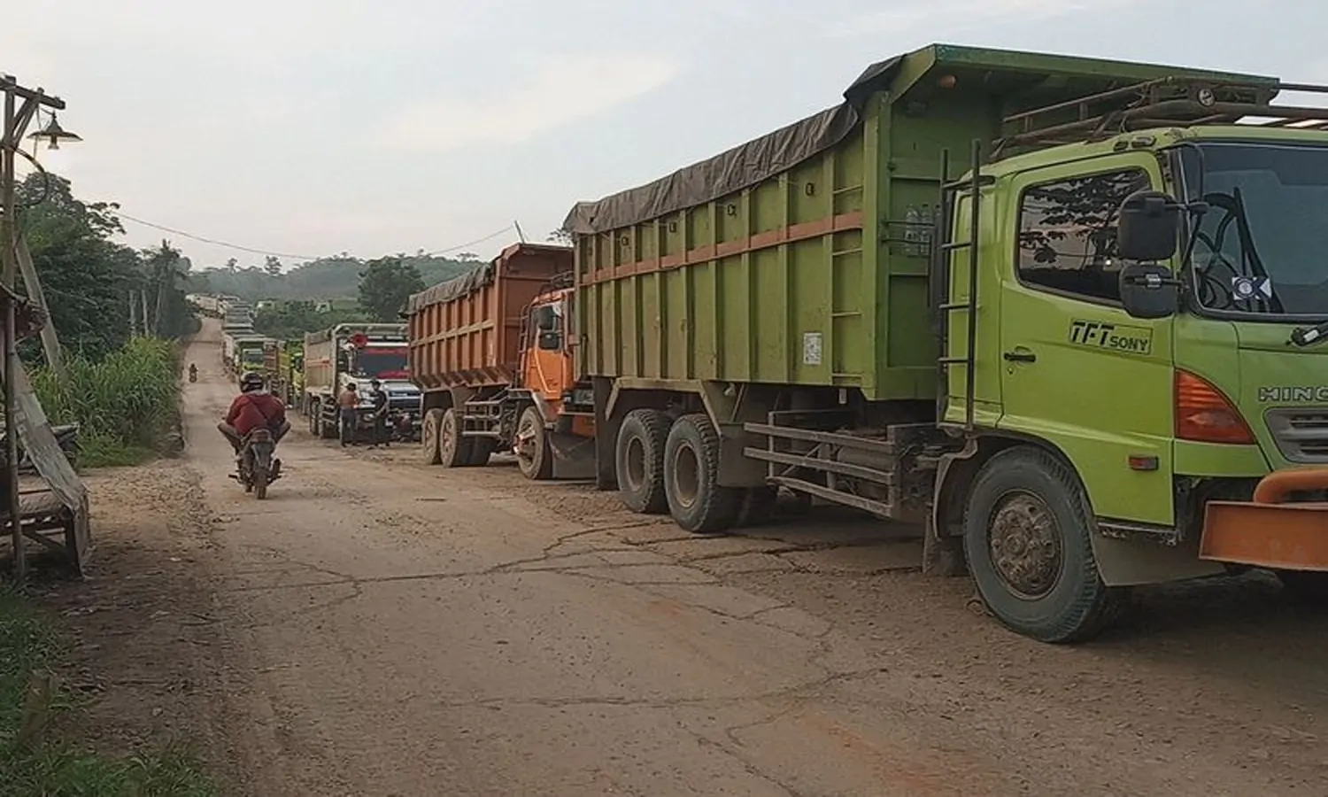 Bikin Bingung, Ternyata Ini Alasan Truk Sering Parkir di Pinggir Jalan