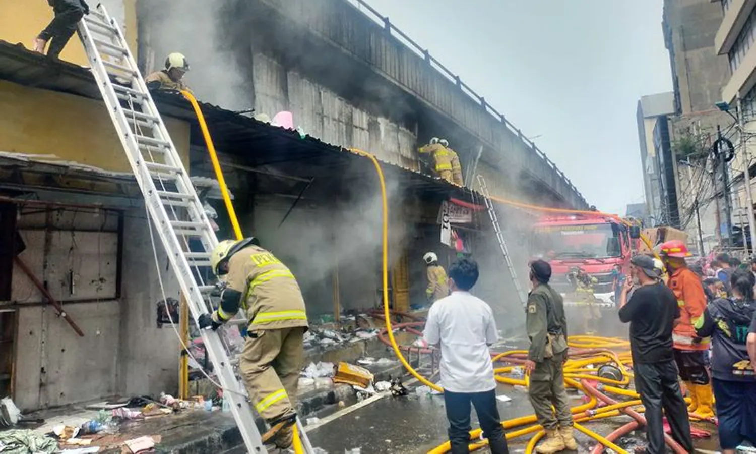 Pasar Pagi Asemka Dilahap Si Jago Merah, Puluhan Kios Ludes Terbakar