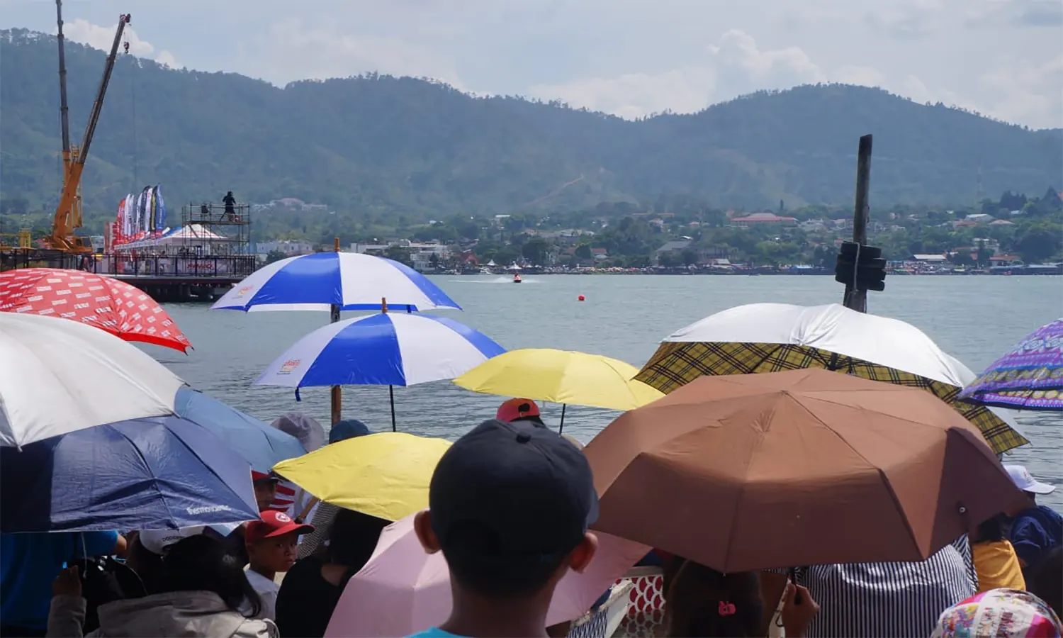 Pengunjung Rasakan Nonton Bareng Babak Kualifikasi Powerboat di Bawah Terik Balige