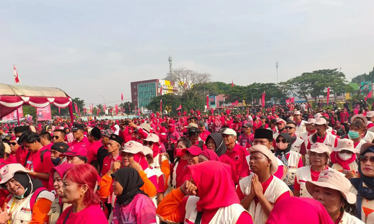 HUT Ke-50 Partai, Ribuan Simpatisan PDIP Tanam Pohon di Bekasi