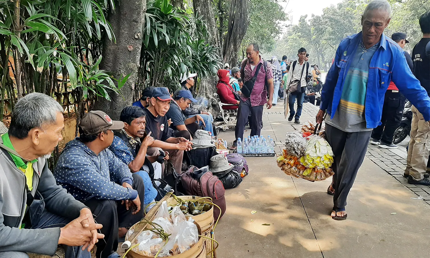 Cerita Pedagang Asongan yang Berjualan saat Aksi Demonstrasi: Minta Pemprov DKI Sediakan Lapak UMKM