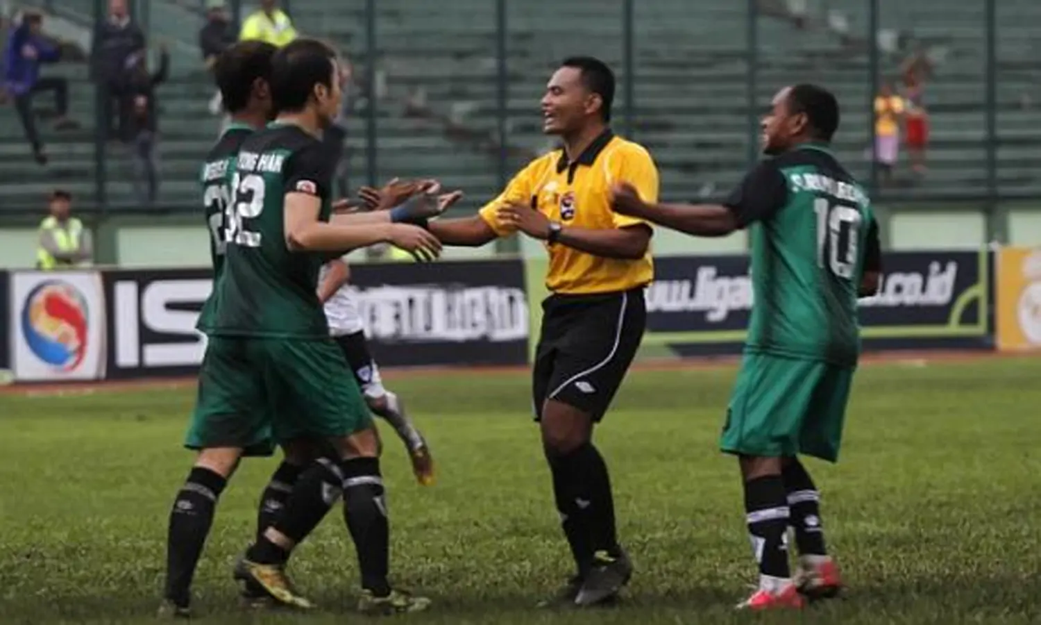 Dilarang Bermain Sepak Bola Seumur Hidup, Inilah 5 Pemain Sepak Bola Yang Pernah Memukul Wasit