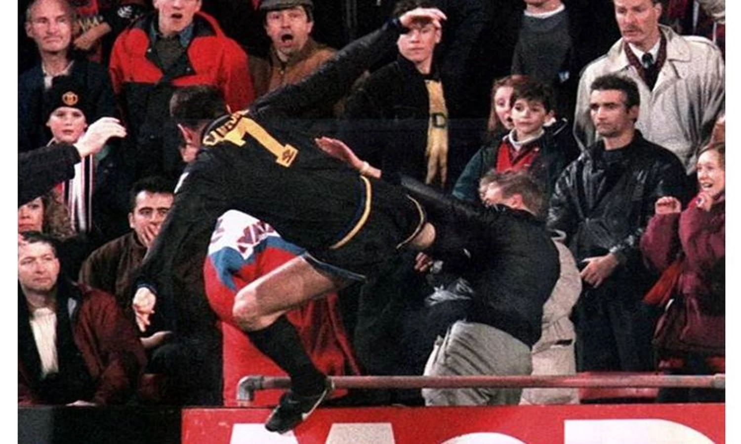 6 Insiden Tendangan dari Pemain Sepak Bola Terhadap Suporter