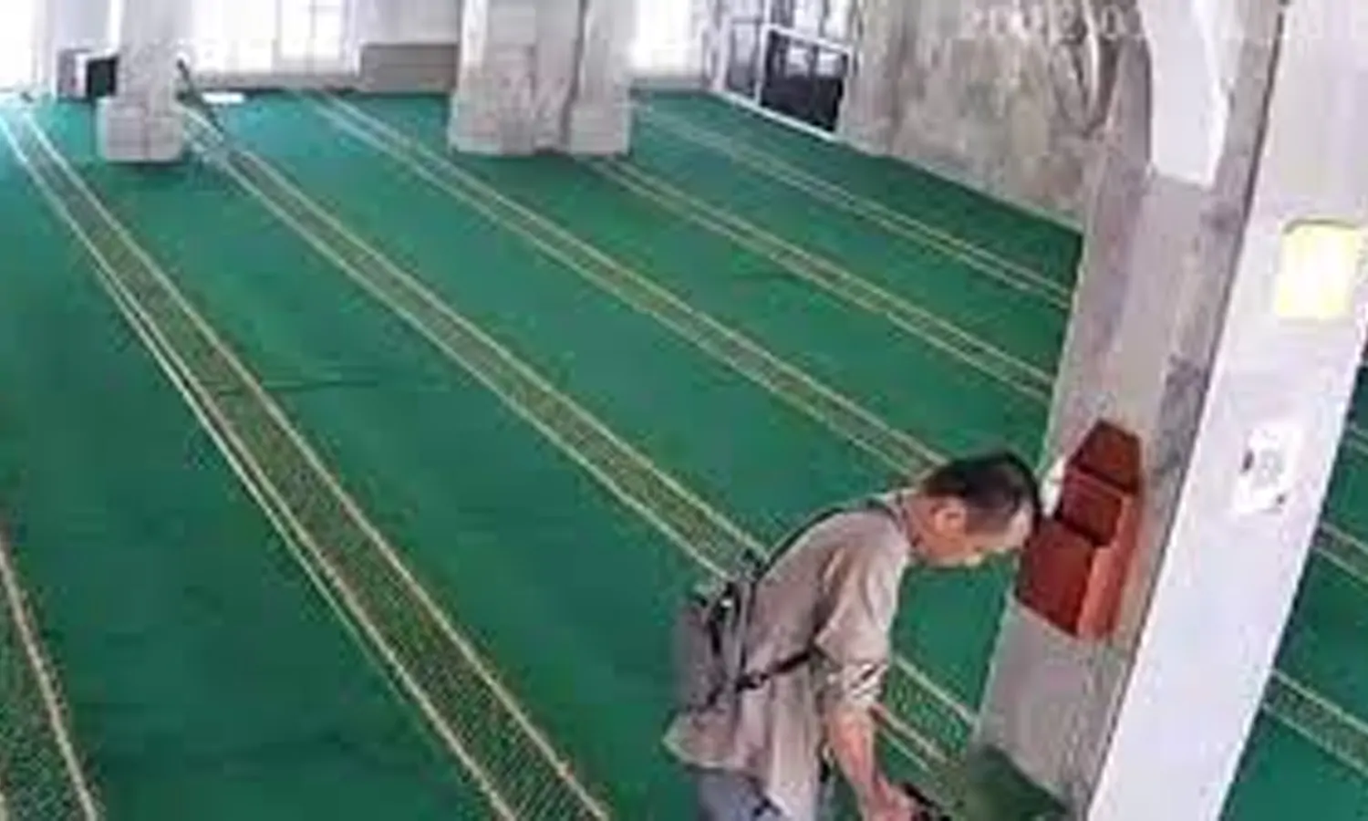 Pura-Pura Sholat, Pria Ini Curi Kotak Amal Masjid