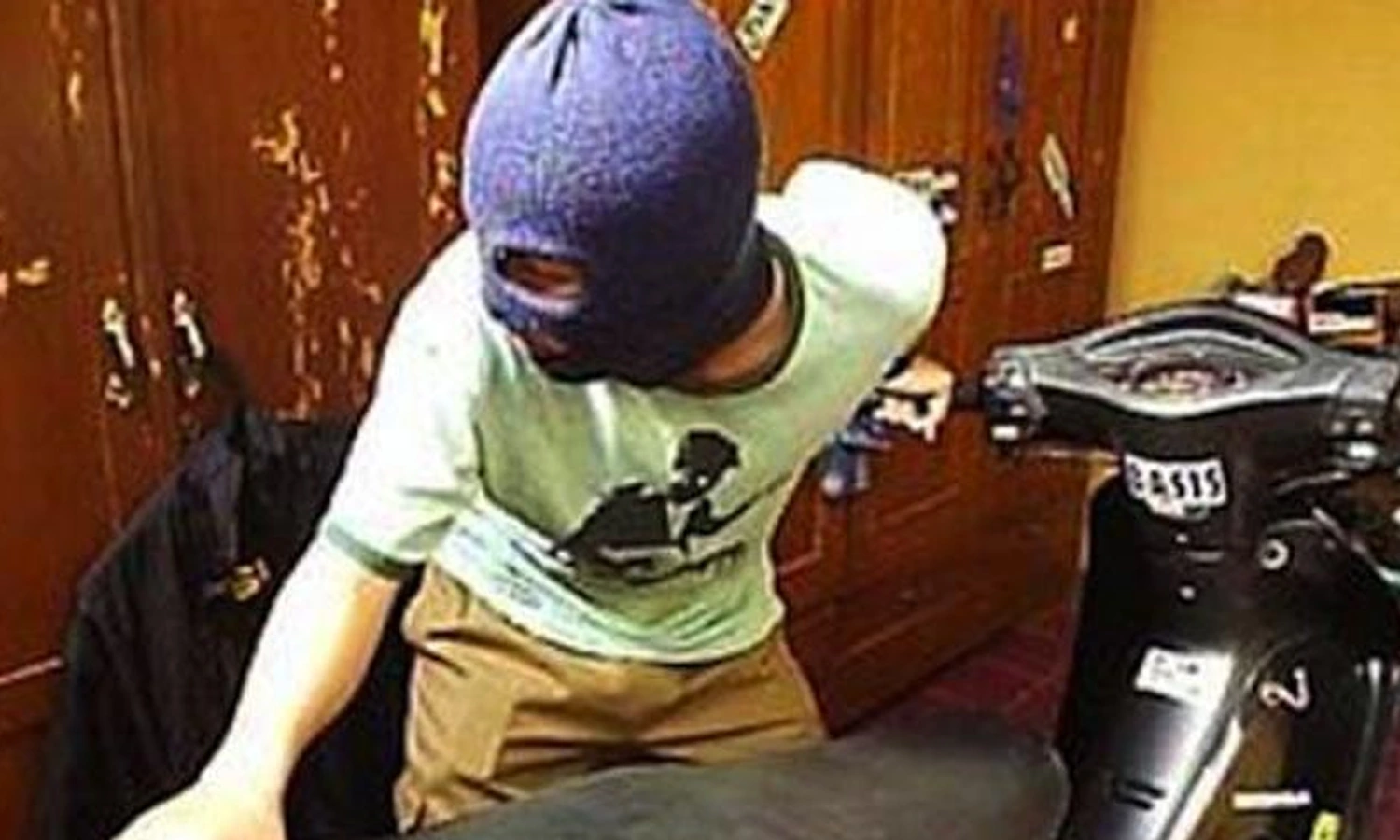 Sedang Melakukan Aksi Pencurian, Pria ini Malah Terekam CCTV