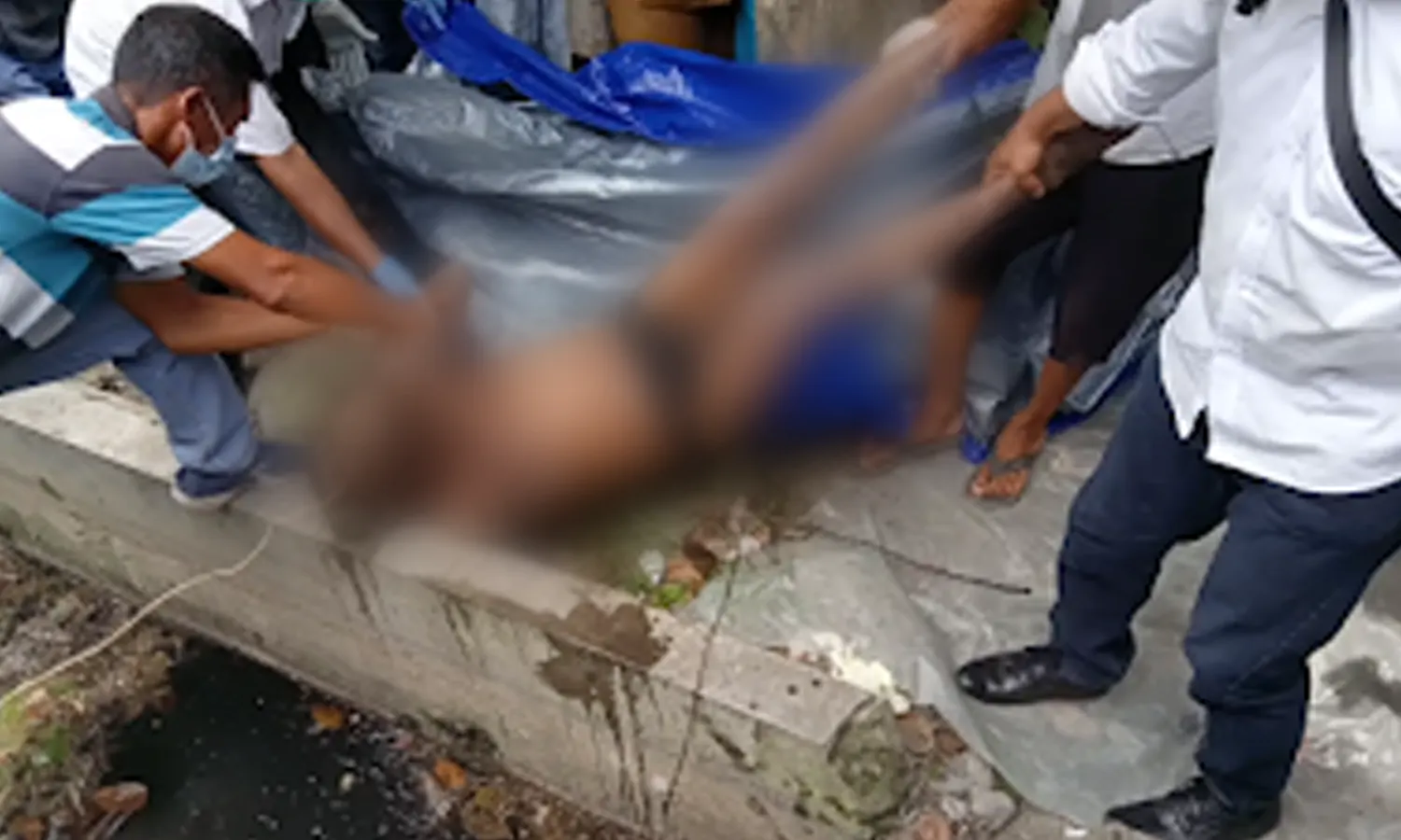 Gempar! Mayat Pria Tanpa Identitas Ditemukan di Dalam Parit
