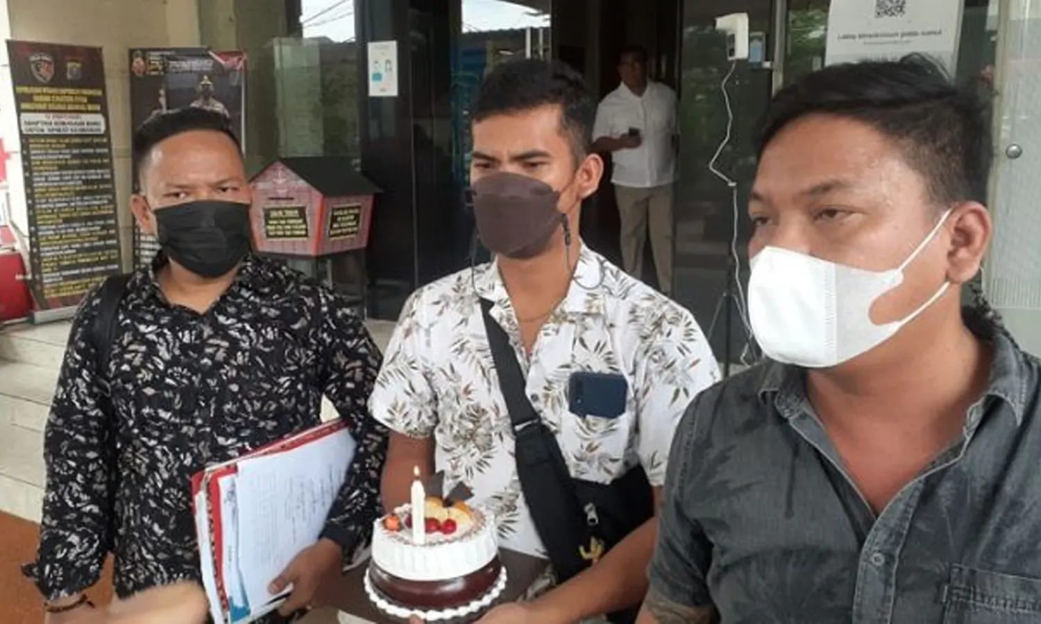 Laporan Mandek, Pria ini Hadiahi Polisi Kue Tart