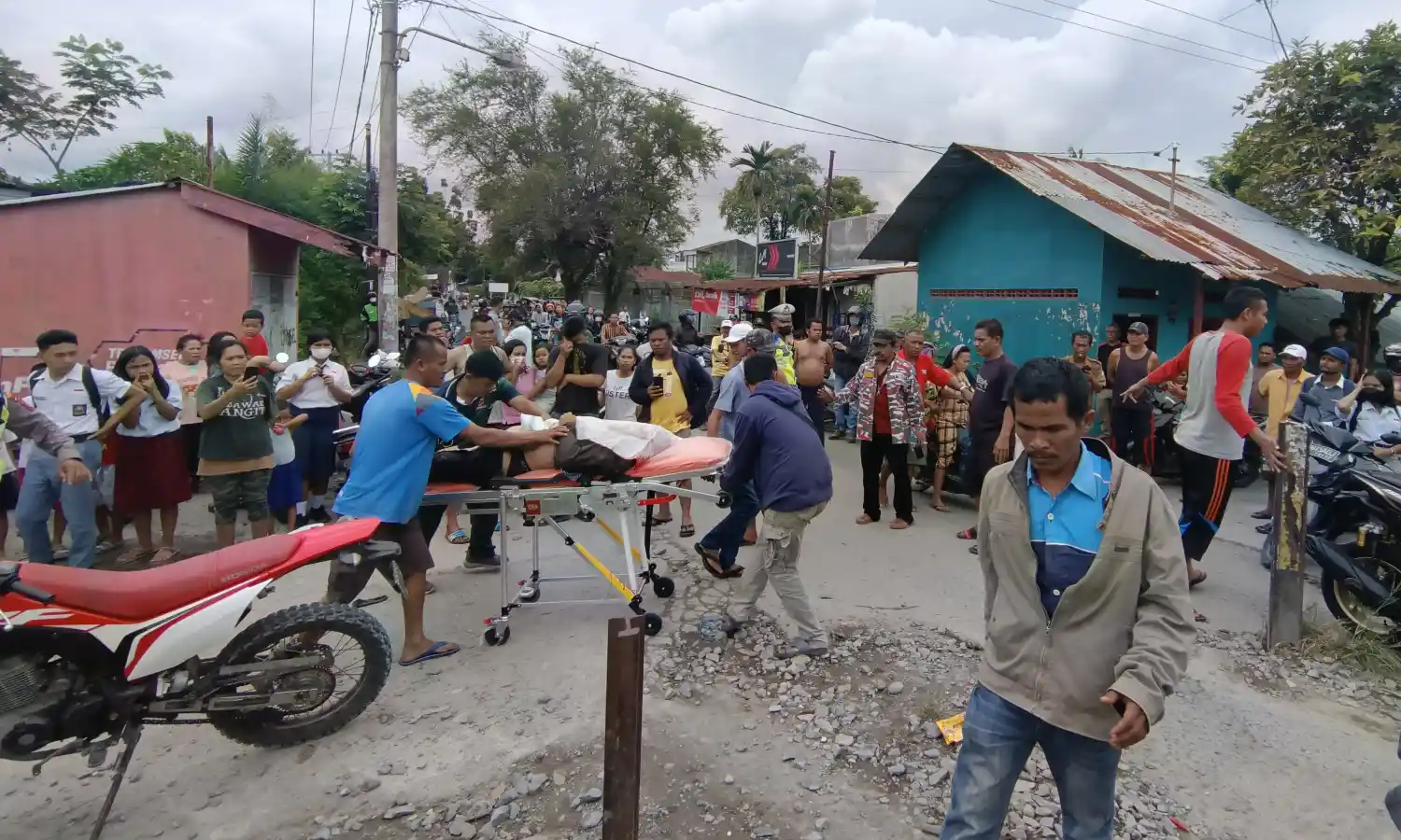 Tragis Pengendara Motor Tewas Ditabrak Kereta Api Medan-Binjai, Perlintasan Rel Tidak Ada Palang Pintu
