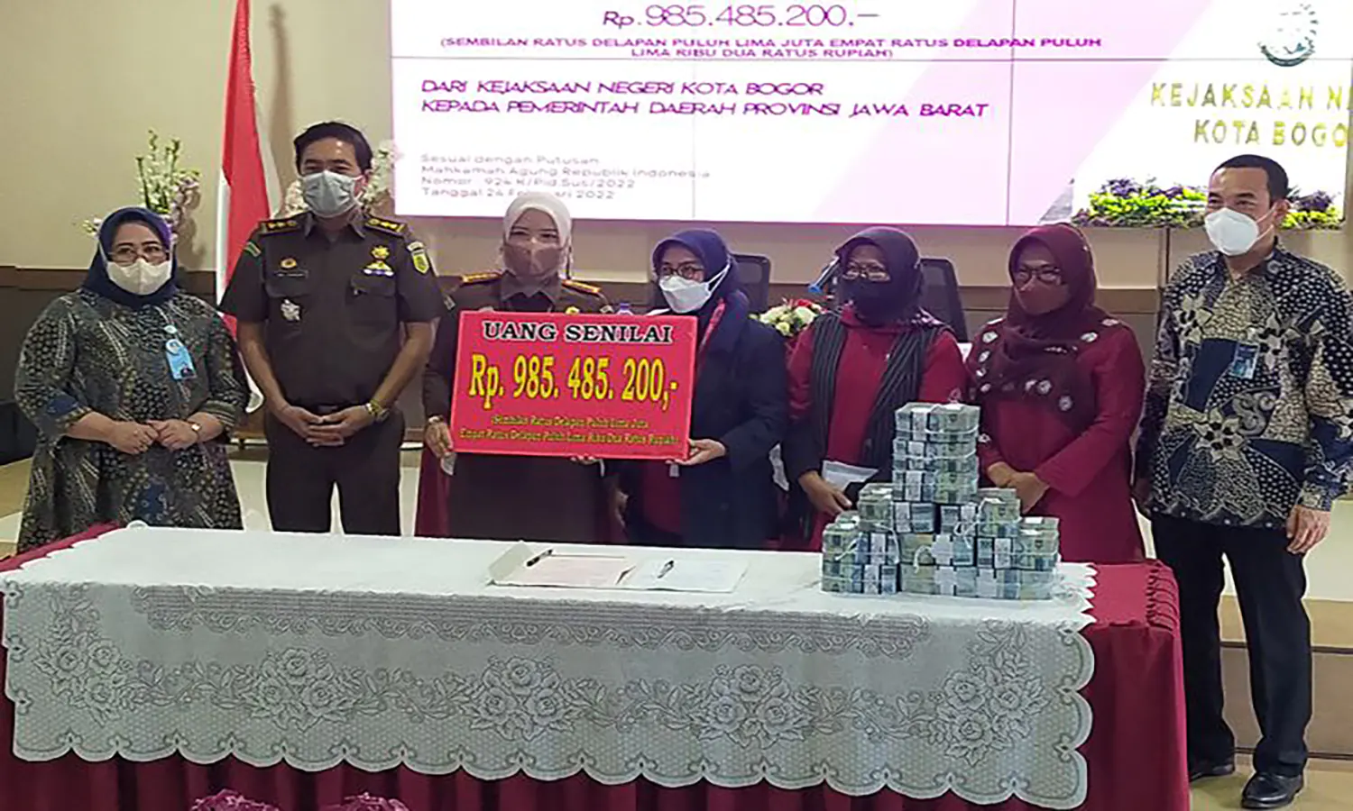 Penyerahan Barbuk Uang Hasil Korupsi Dana BOS Oleh Kejari Bogor ke Pemrov Jabar