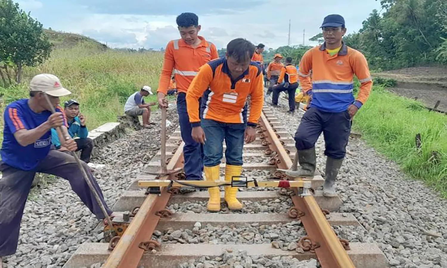 Jalur Ambles, PT KAI Berikan Kompensasi kepada Penumpang yang Terdampak