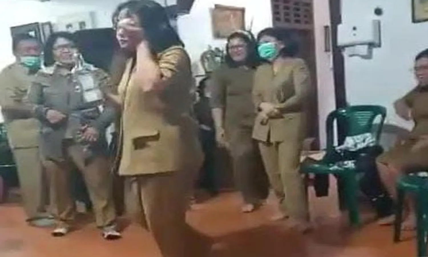 PNS Joget Sambil Tenggak Miras Dapat Peringatan