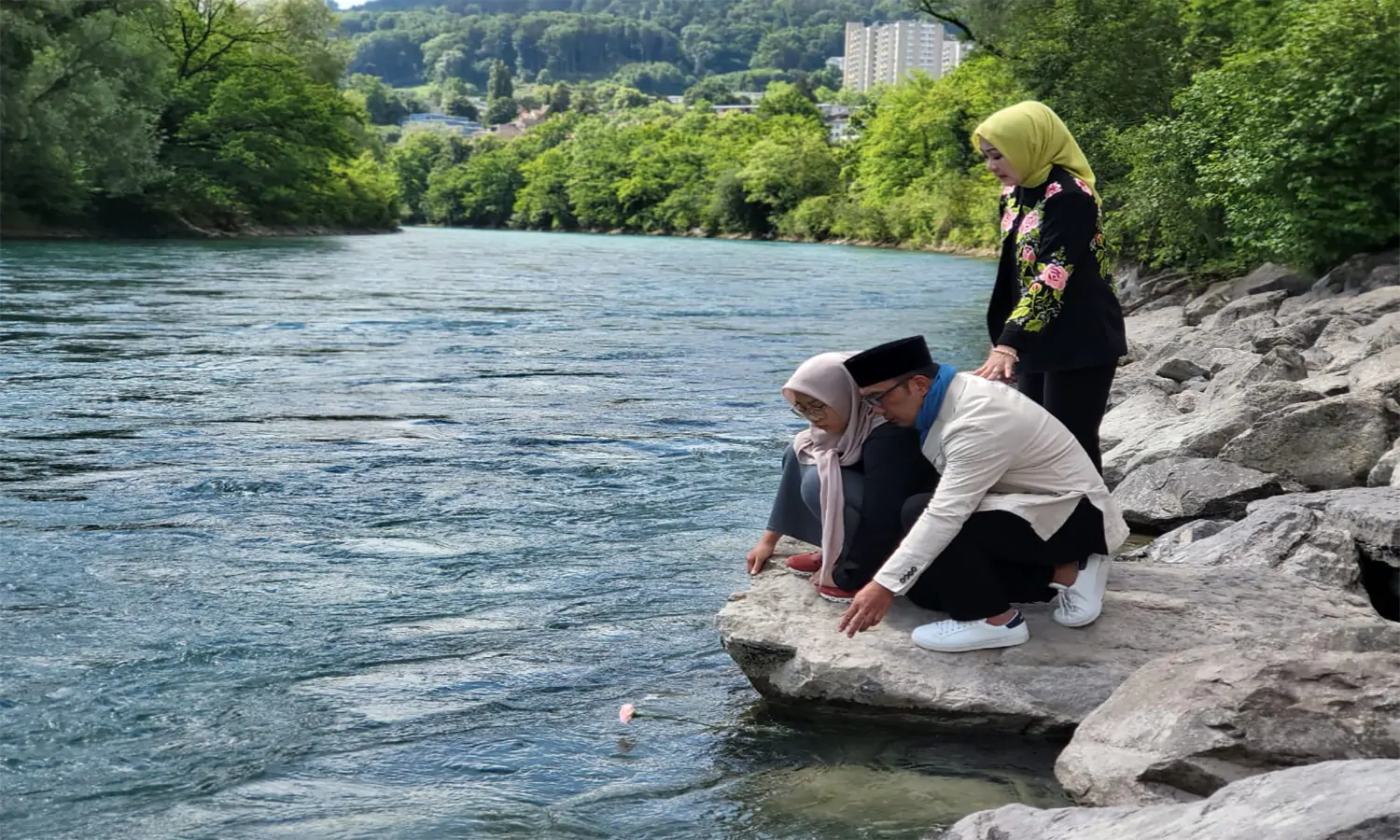Ridwan Kamil Tiba di Indonesia, Sempatkan Salat Gaib di Tepi Sungai Aare Sebelum Pulang